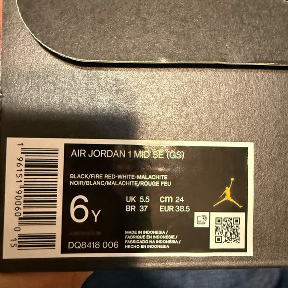 売却済 Jordan Air 1 Mid SE Black and Fire Red